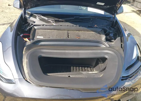 2024 Tesla Model Y Long Range Dual Motor All-Wheel Drive z USA, uszkodzony, nr VIN 7SAYGDEE8RA252314